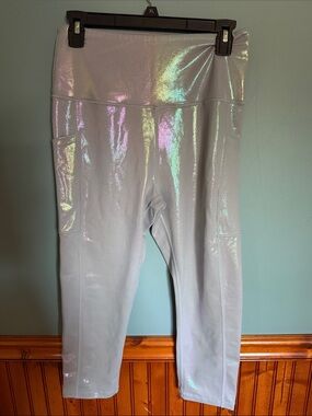 Women Iridescent Light Purple Active Leggings with Side Pockets never worn